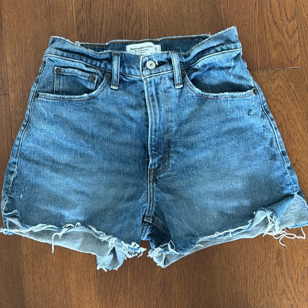 Abercrombie & Fitch the 4inch Mom short high rise curve love size 26